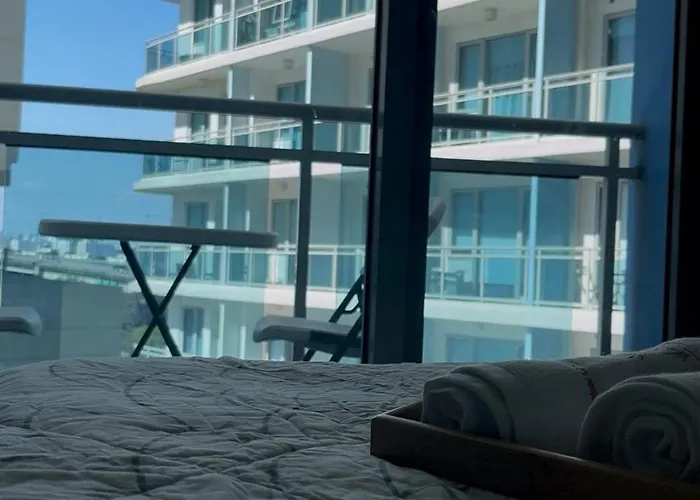 Azure Staycation By Leojen Apartahotel